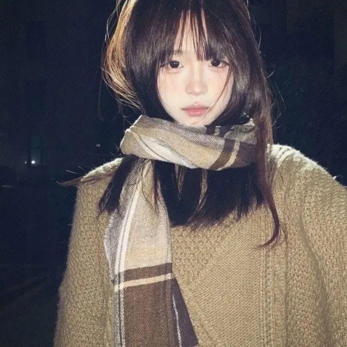 随盲柳入眠的女人